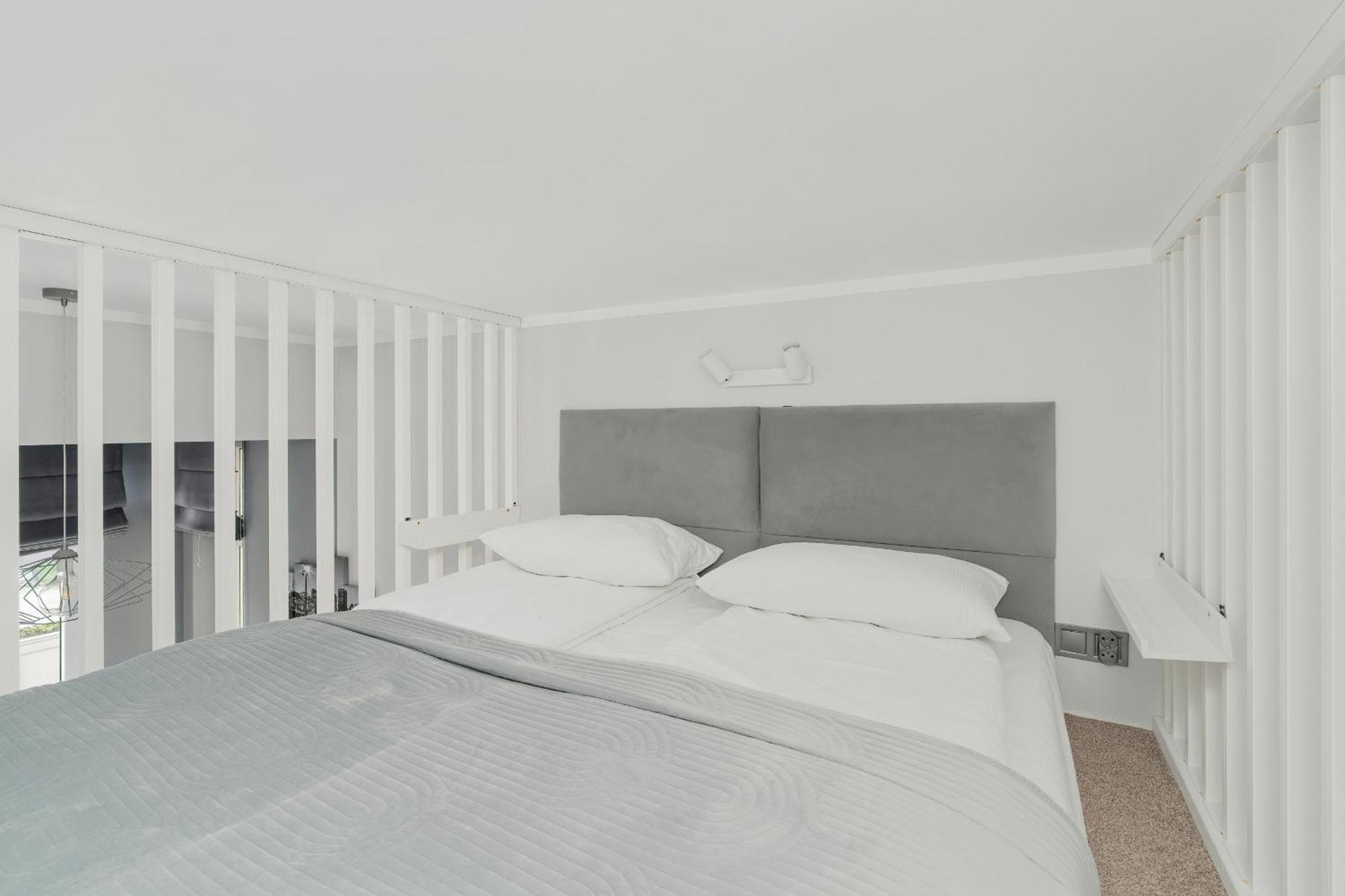 Charming And Modern With Mezzanine In Center By Renters Apartment *
